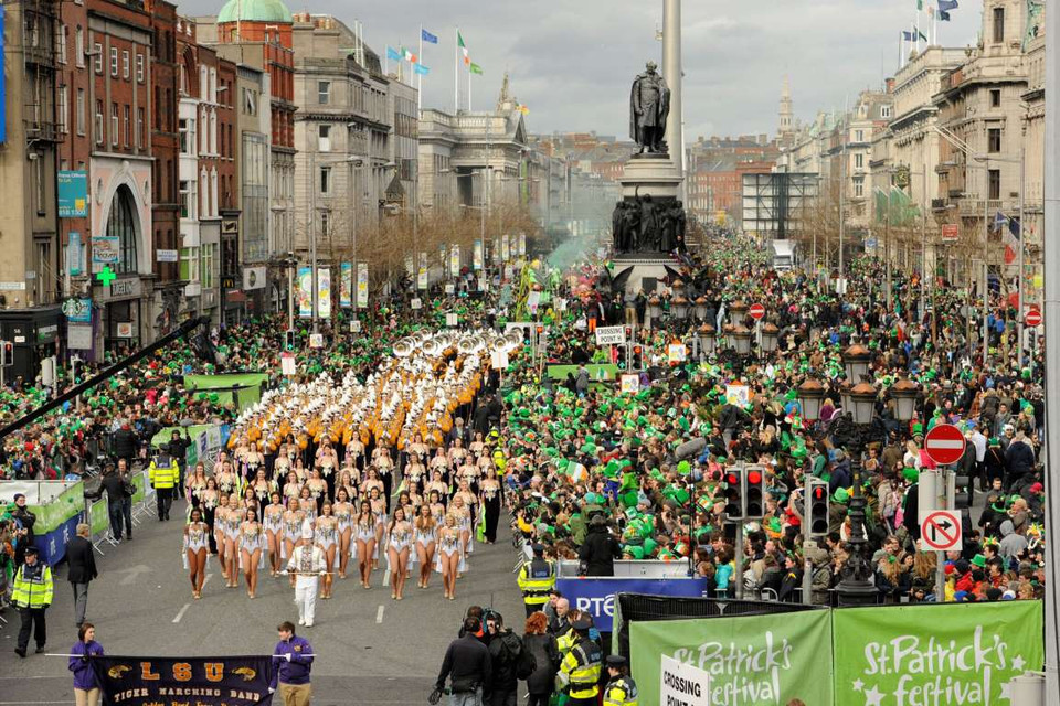 Những hoạt động tưng bừng diễn ra ở Ireland để tưởng nhớ Thánh St Patrick, người được xem là đã mang đạo Công giáo đến quốc gia này. (Nguồn: Getty Images)