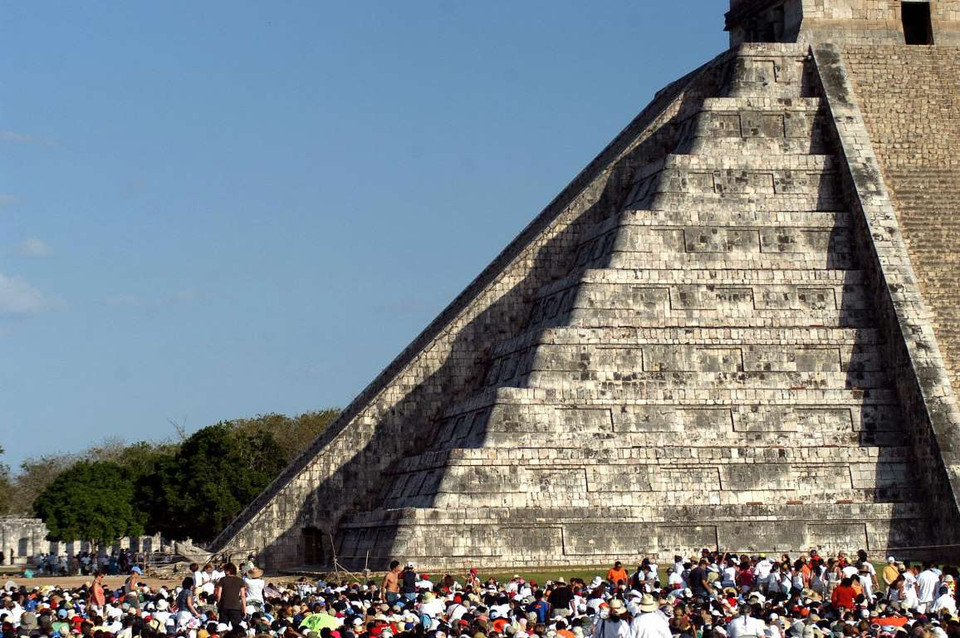 Vào ngày lễ Xuân Phân, khi mặt trời mọc và lặn, góc của tòa tháp El Castillo tạo thành bóng râm hình một con rắn có lông- Kukulcan dọc theo cạnh cầu thang phía Bắc. Các bóng râm từ các bậc góc trượt theo cạnh phía bắc kim tự tháp cùng với sự chuyển động của mặt trời. (Nguồn: AFP)