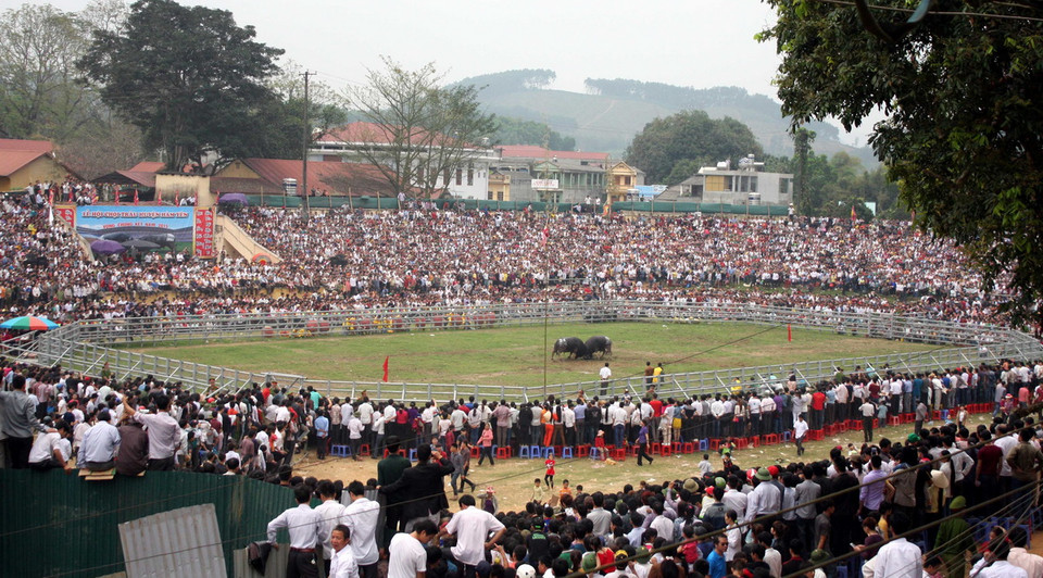 Nyepi còn được gọi là ngày im lặng' của người Bali. Theo lịch Saka, nó thường rơi vào tháng Ba hàng năm và có nghĩa là ngày 'ma quỷ' ra đường. Ít có một nơi nào đó trên trái đất dám ngừng các chuyến bay đến và đi ở sân bay quốc tế, khách du lịch không được phép đi dạo xung quanh, không ánh sáng, không nấu nướng và không đùa giỡn trong vòng 24 giờ… Điều đó chỉ có ở Bali vào ngày đầu tiên của tết Nyepi. (Nguồn: AP)