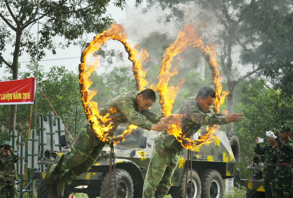 Các chiến sỹ thuộc lực lượng vũ trang Quảng Trị biểu diễn bay qua vòng lửa tại lễ ra quân huấn luyện. (Ảnh: Hồ Cầu/TTXVN) 