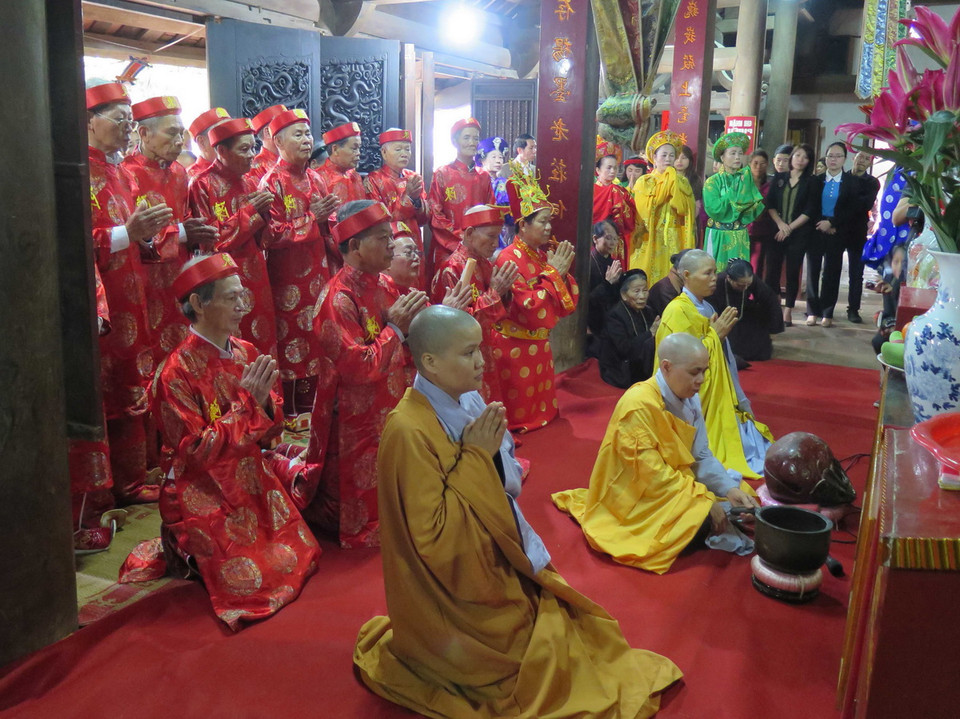 Nghi lễ xin chân nhang tại chùa Phổ Minh. (Ảnh: Thùy Dung/TTXVN) 