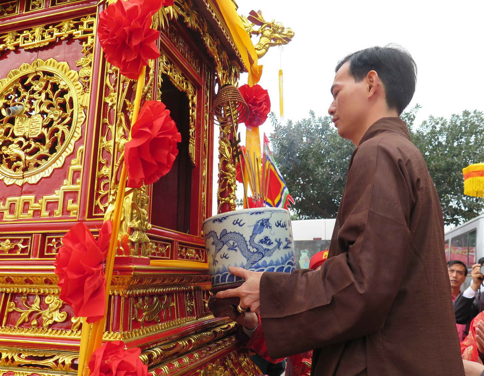 Nghi thức đưa bát hương trở lại kiệu Ngọc Lộ sau khi xin được chân nhang tại chùa Phổ Minh. (Ảnh: Thùy Dung/TTXVN) 