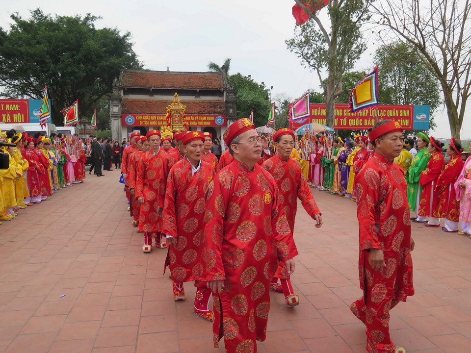 Đoàn rước kiệu Ngọc Lộ từ chùa Phổ Minh quay trở về Đền Trần. (Ảnh: Thùy Dung/TTXVN) 