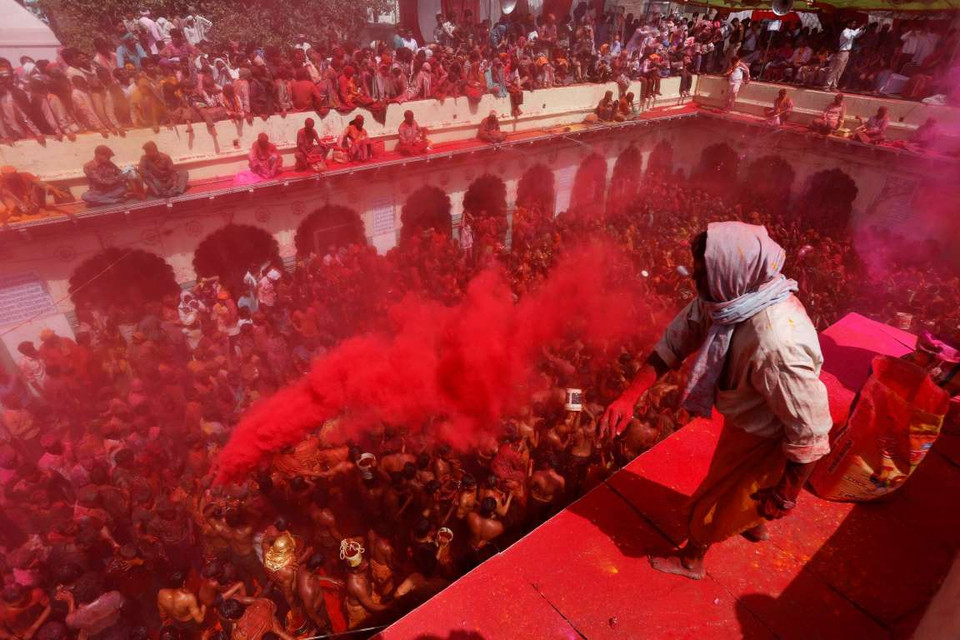 Tại lễ hội Holi, người Hindu ở Ấn Độ cũng như trên khắp thế giới cùng chia sẻ những lời cầu nguyện, tình bằng hữu, những món ăn đặc biệt và sự vui vẻ khi té lên người nhau các loại thuốc nhuộm và màu nước. (Nguồn: AP)