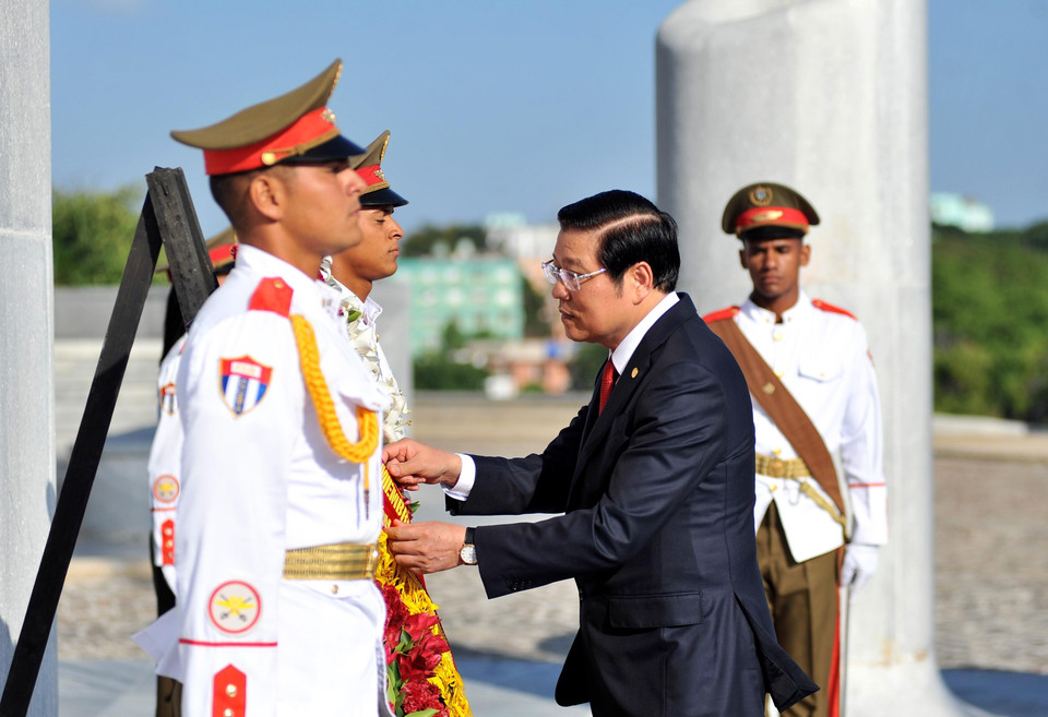 Bí thư Trung ương Đảng, Trưởng ban Nội chính Trung ương Phan Đình Trạc đặt vòng hoa tại tượng đài Anh hùng Dân tộc Cuba José Martí ở Thủ đô La Habana, ngày 27/5/2019. (Ảnh: Lê Hà/TTXVN)