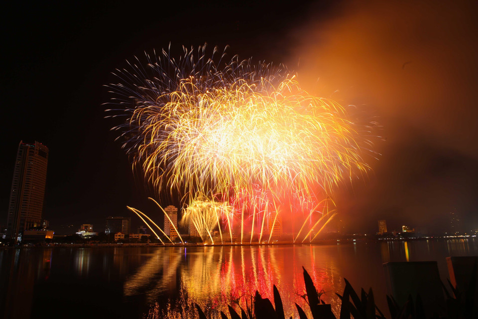 Màn trình diễn pháo hoa của đội Nga. (Ảnh: Trần Lê Lâm/TTXVN)