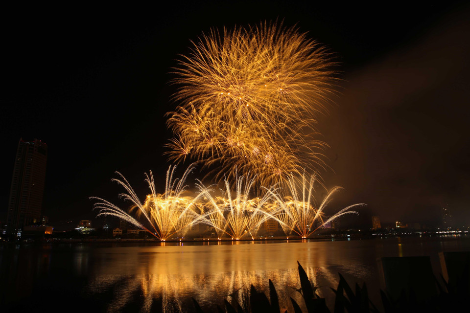 Màn trình diễn pháo hoa của đội Nga. (Ảnh: Trần Lê Lâm/TTXVN)