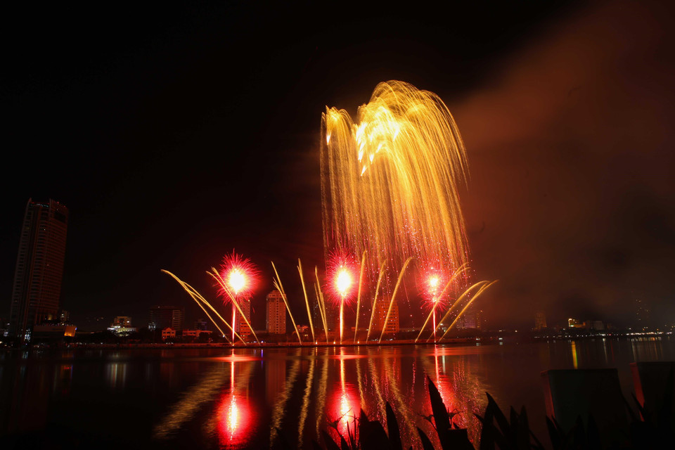 Màn trình diễn pháo hoa của đội Nga. (Ảnh: Trần Lê Lâm/TTXVN)