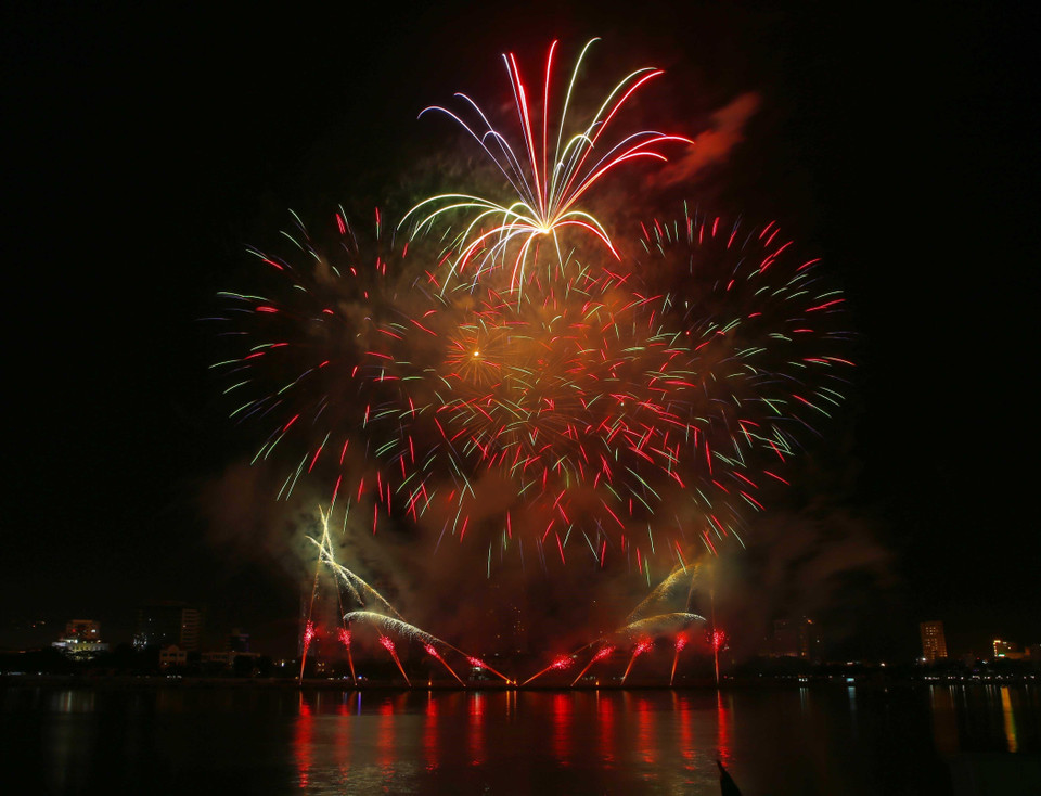 Màn trình diễn pháo hoa của đội Nga. (Ảnh: Trần Lê Lâm/TTXVN)