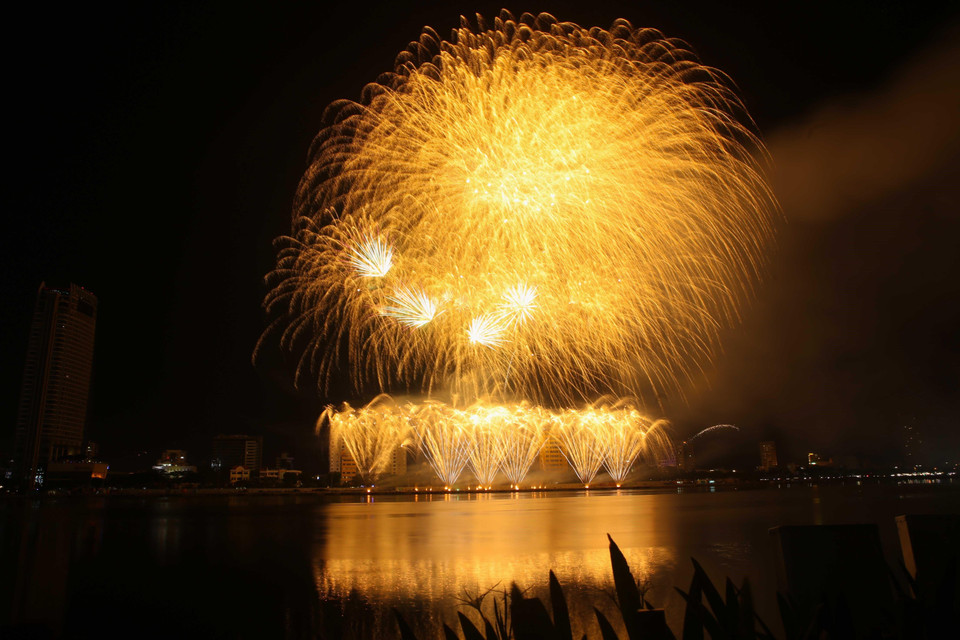 Màn trình diễn pháo hoa của đội Nga. (Ảnh: Trần Lê Lâm/TTXVN)