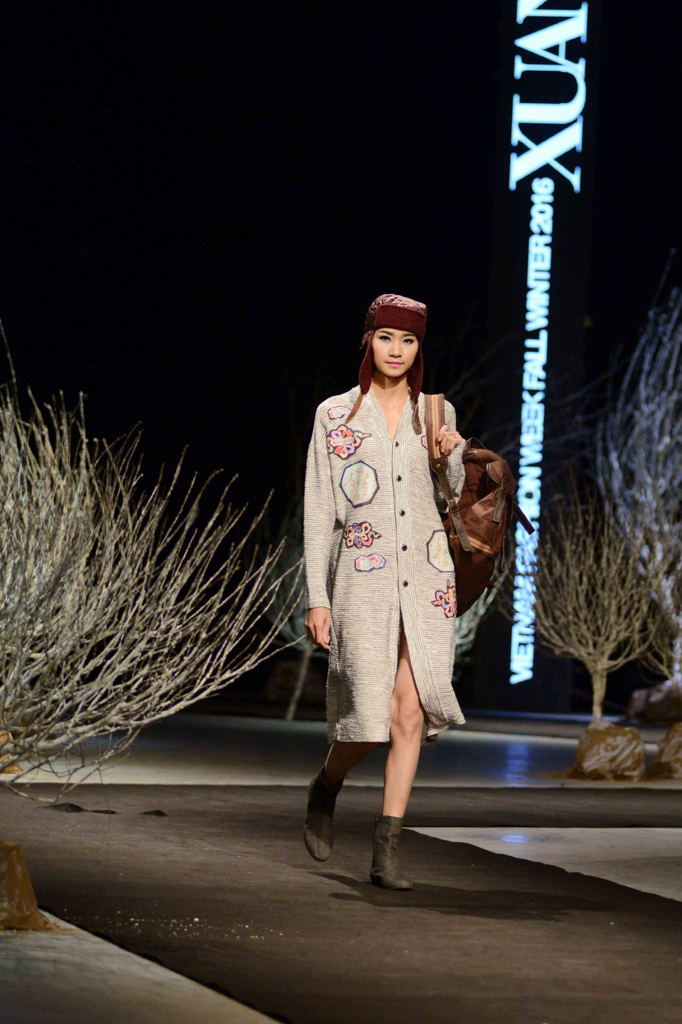 Họa tiết cổ xưa nhưng thiết kế rất thời thượng và hợp thị hiếu. Hoàn thiện cho những set đồ là mũ phi công, balô hoặc mũ beret,... (Ảnh: Ngọc Tùng/Vietnam+)