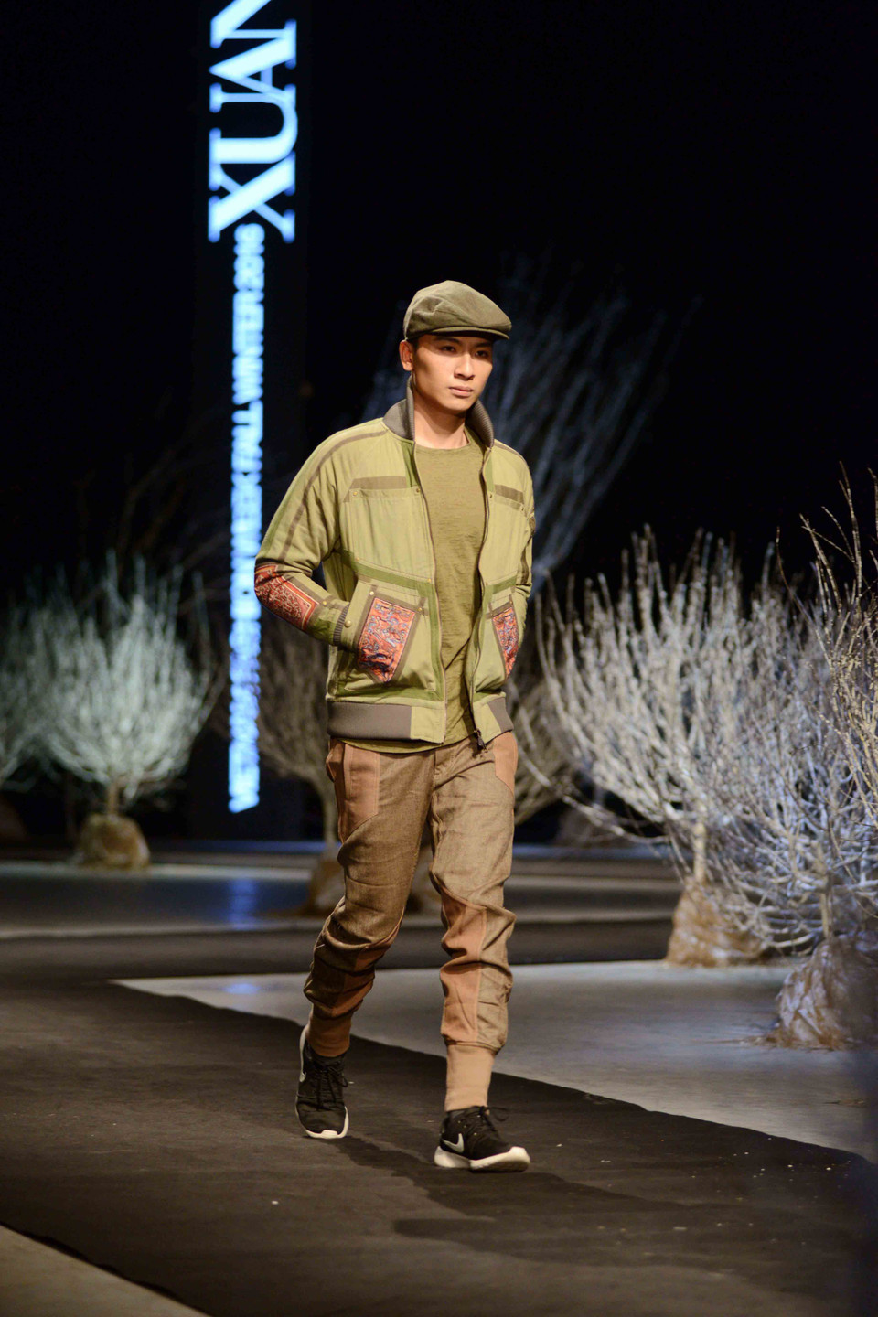 Sự kết hợp tinh tế giữa cá tính, bụi bặm và họa tiết của sự trầm mặc. (Ảnh: Ngọc Tùng/Vietnam+)