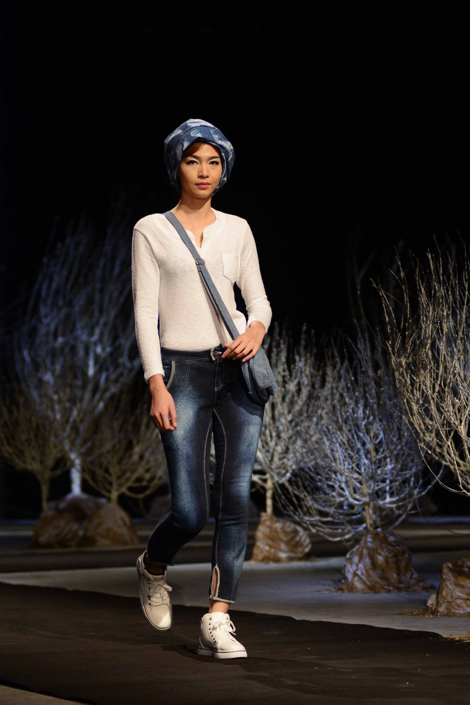 Chất liệu jeans khoẻ khoắn được cách điệu thêm phần trẻ trung năng động. (Ảnh: Ngọc Tùng/Vietnam+)