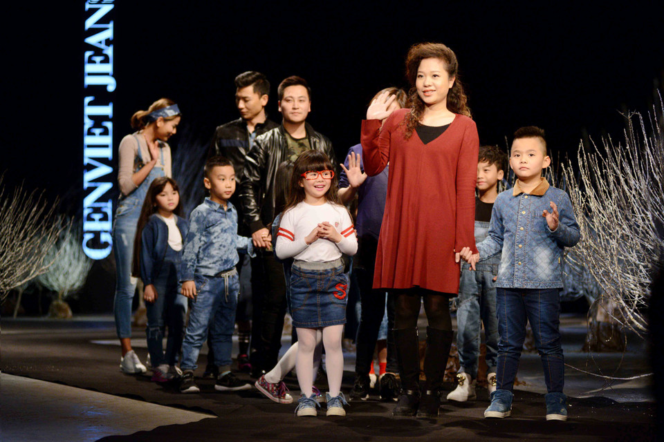 Những nhà thiết kế trẻ đến từ GenViet cùng dàn mẫu nhí vô cùng ấn tượng. (Ảnh: Ngọc Tùng/Vietnam+) 