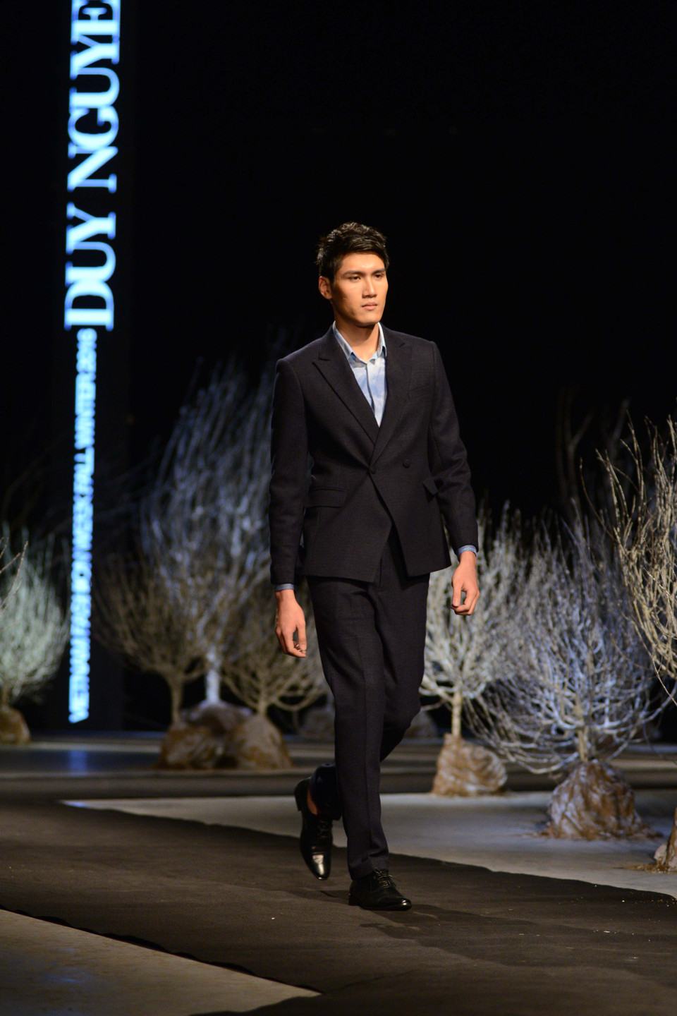 Những bộ vest cách điệu kết hợp với những chiếc áo sơ mi sặc sỡ của nhà thiết kế Duy Nguyễn. Bứt ra ngoài những gam màu phổ biến của veston, Duy Nguyễn đưa đến những họa tiết lấy cảm hứng từ thiên nhiên trầm mặc. (Ảnh: Ngọc Tùng/Vietnam+)