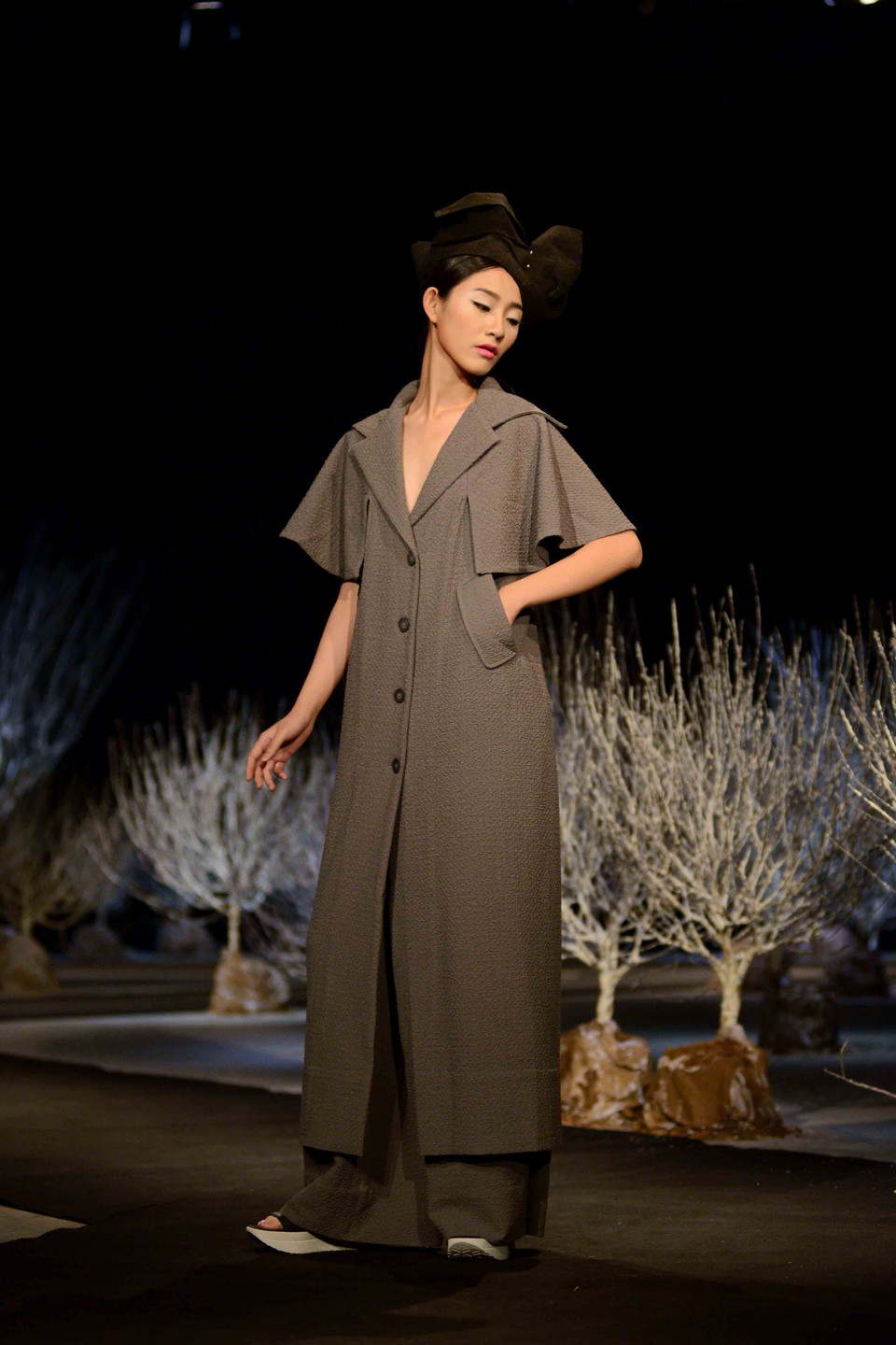 Những chiếc áo dáng rộng là thiết kế có tính ứng dụng cao. (Ảnh: Ngọc Tùng/Vietnam+)