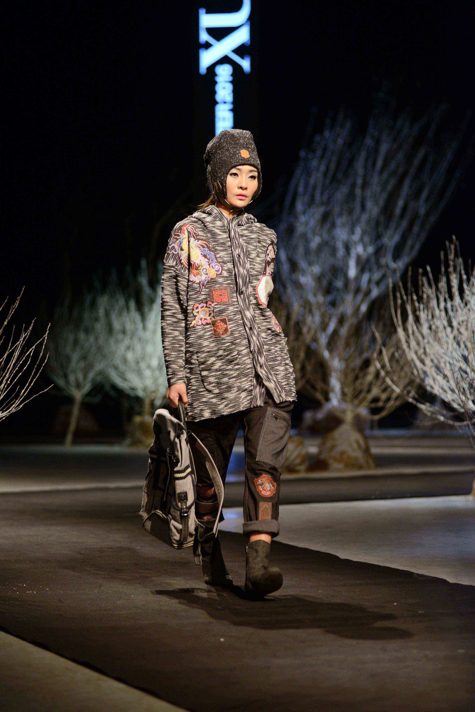 Xuân Hảo đã ghi dấu ấn kinh thành Huế trên trang phục. Nhà thiết kế đến từ Huế đã dành trọn tình cảm của mình cho những dấu tích kinh thành xưa. (Ảnh: Ngọc Tùng/Vietnam+)