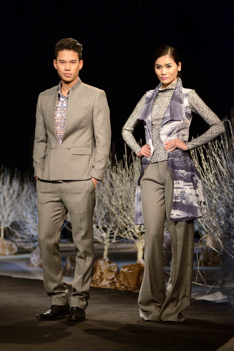 Những bộ vest cách điệu kết hợp với những chiếc áo sơ mi sặc sỡ của nhà thiết kế Duy Nguyễn. Bứt ra ngoài những gam màu phổ biến của veston, Duy Nguyễn đưa đến những họa tiết lấy cảm hứng từ thiên nhiên trầm mặc. (Ảnh: Ngọc Tùng/Vietnam+)