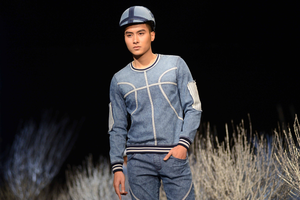 Bộ sưu tập trên nền chất liệu jeans của các nhà thiết kế đến từ GenViet trong đêm diễn 'Ready to wear' (thời trang ứng dụng). (Ảnh: Ngọc Tùng/Vietnam+)