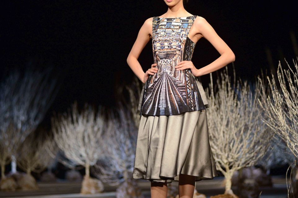 Hay họa tiết cầu Long Biên cách điệu in trên nền áo mang đến vẻ chững chạc, cổ điển. (Ảnh: Ngọc Tùng/Vietnam+)