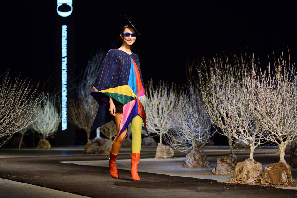 Bên cạnh những bộ sưu tập mang tính ứng dụng cao, một số nhà thiết kế cũng gây ấn tượng với ý tưởng sáng tạo thú vị. (Ảnh: Ngọc Tùng/Vietnam+)