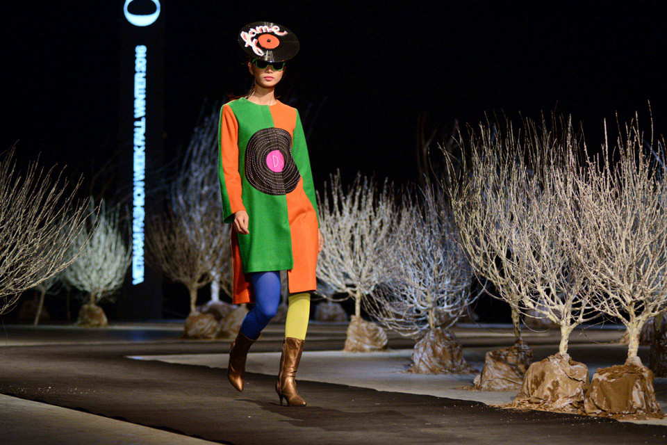 Bộ sưu tập của nhà thiết kế gốc Tây Ban Nha (Chu La) gây ấn tượng mạnh với khán giả vì được lấy cảm hứng từ huyền thoại âm nhạc người Anh - David Bowie. (Ảnh: Ngọc Tùng/Vietnam+)