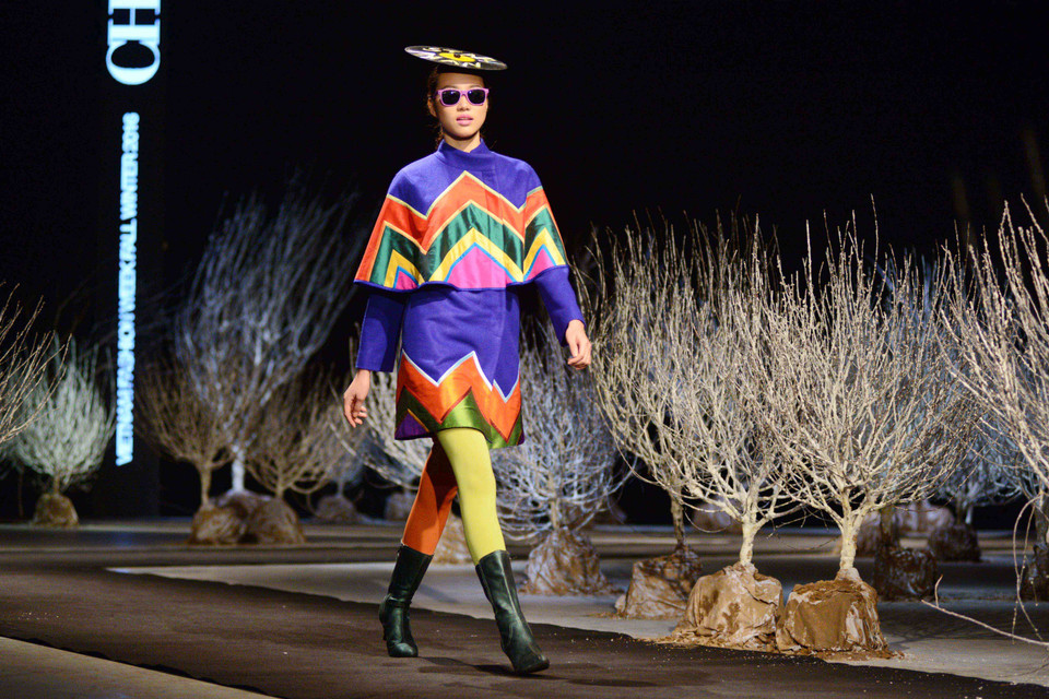 Phụ kiện tóc không thể thiếu của người mẫu là các đĩa hát. (Ảnh: Ngọc Tùng/Vietnam+)