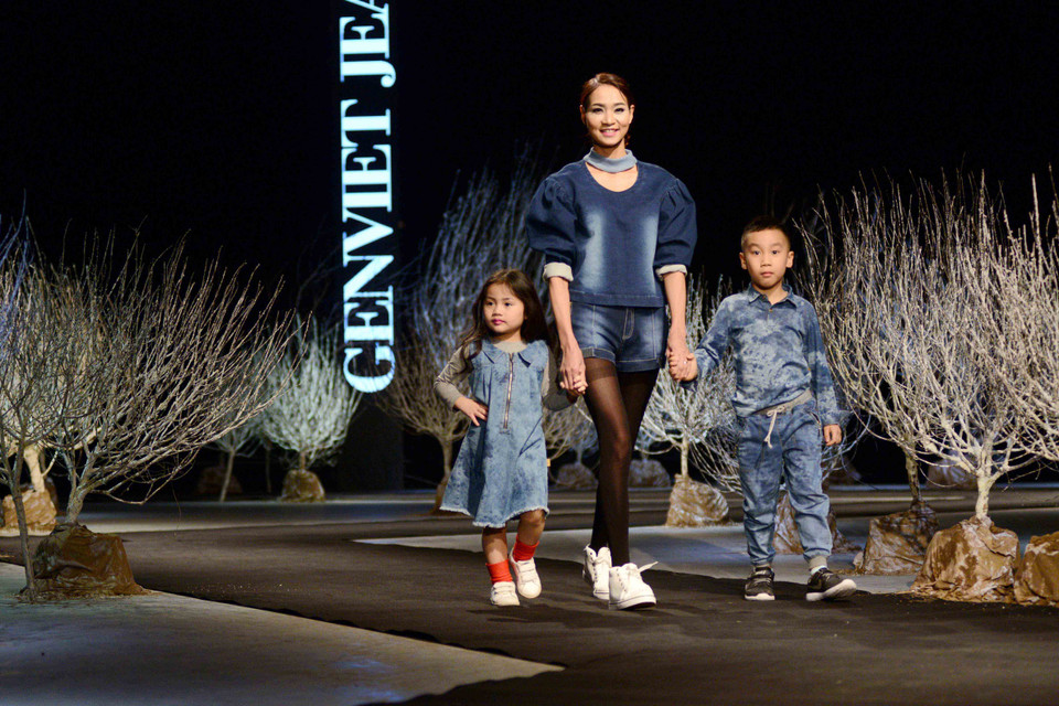 Dàn mẫu nhí không chỉ hút hồn người xem bởi sự tạo dáng chuyên nghiệp mà còn vì những nụ cười vô tư, hồn nhiên cùng đôi mắt biết nói. (Ảnh: Ngọc Tùng/Vietnam+)