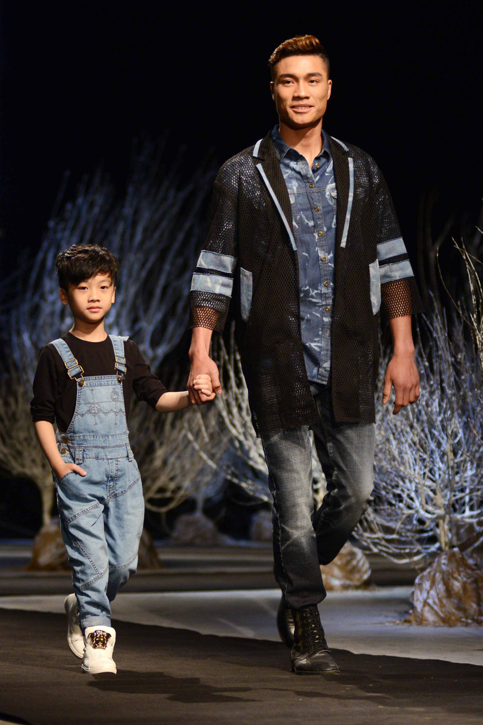 Bộ sưu tập được thiết kế theo phong cách trẻ trung, năng động như croptop, áo khoác nhẹ,… (Ảnh: Ngọc Tùng/Vietnam+)