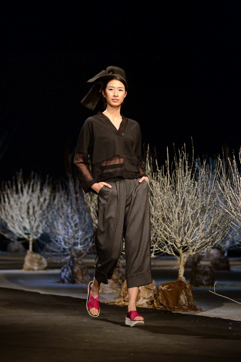 Sử dụng hai gam màu chủ đạo là đen và xám. Những chiếc áo, quần được thiết kế với dáng rộng bắt kịp xu thế hiện đại. (Ảnh: Ngọc Tùng/Vietnam+)