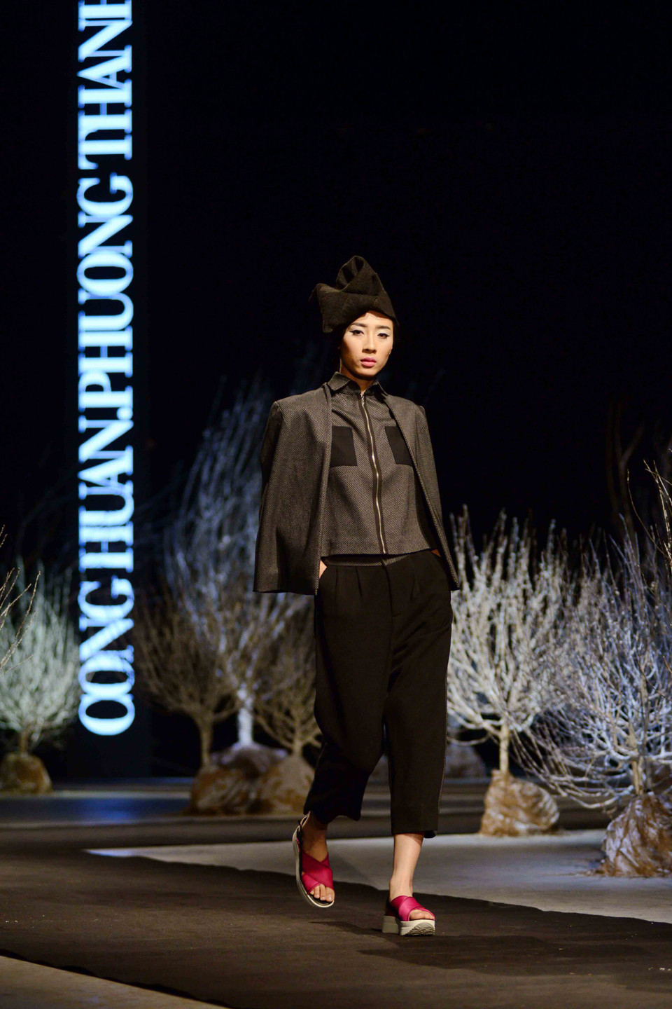 Những chiếc áo dáng rộng là thiết kế có tính ứng dụng cao. (Ảnh: Ngọc Tùng/Vietnam+)