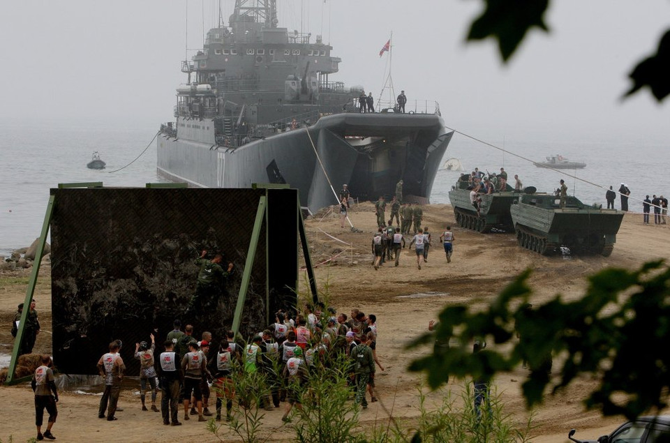 Các lực lượng của Hạm đội Thái Bình Dương Nga tham gia vào cuộc thi như một phần của khóa huấn luyện dọc bãi biển. Thí sinh sẽ phải thực hiện nhiều nhiệm vụ với thuyền chở tên lửa, tàu ngầm và tàu dò mìn. Một tàu hạ cánh cỡ lớn Project 775 (còn gọi là Ropucha) cũng lần đầu tiên tham gia vào cuộc thi. (Nguồn: Sputniknews)