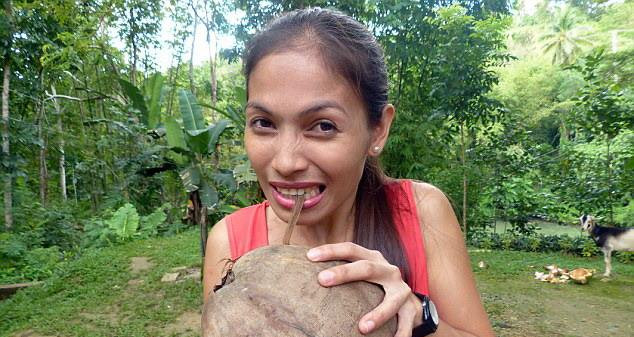 Nhiều vị khách đã tới đây thử nhưng không bóc được một mảnh vỏ dừa nào. (Nguồn: CCTVNews)