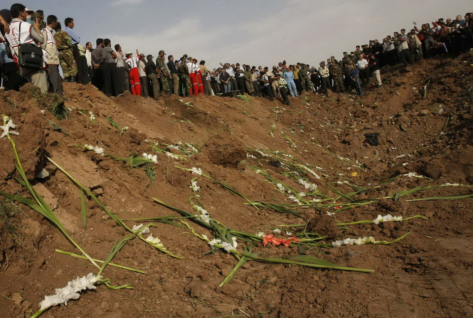 Chiếc máy bay số hiệu 7908 (15/7/2009) của Caspian Airlines đã đâm xuống một cánh đồng gần thành phố Qazvin, Iran, làm chết tất cả 168 người trên máy bay. (Nguồn: AFP)