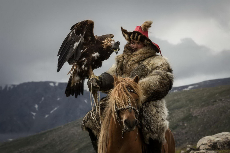  Một con đại bàng bên người chủ của mình ở Mông Cổ. (Nguồn: Sony World Photography Awards)