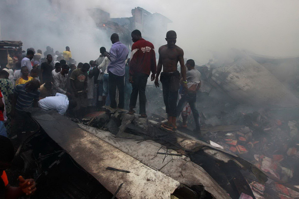Chuyến bay MD-83 (3/6/2012) chở 153 người đâm vào một khu dân cư ở Lagos, thành phố đông dân nhất của Nigeria, và không có ai sống sót. (Nguồn: AP)