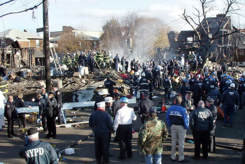 Chiếc máy bay 587 (12/11/2001) của American Airlines bị rơi ở Belle Harbor, ngay sau khi cất cánh từ sân bay JFK vào, làm chết 265 người, trong đó có năm người trên mặt đất. (Nguồn: AFP)
