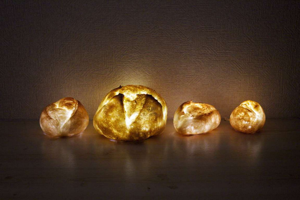 Nhà thiết kế người Nhật Bản Yukiko Morita đã nảy ra ý tưởng biến những chiếc bánh mỳ thành đèn chiếu sáng. (Nguồn: REX)