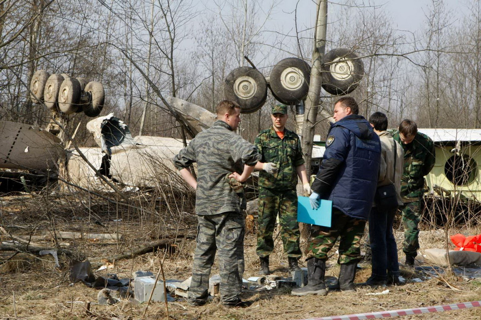 Chiếc máy bay số hiệu TU-154 (10/4/2010) chở Tổng thống Ba Lan Lech Kaczynski đã bị rơi khi cố gắng hạ cánh tại một sân bay gần thành phố Smolensk của Nga vào ngày 10/4/2010. Tổng thống Lech Kaczynski là một trong số 97 người thiệt mạng. (Nguồn: AP)