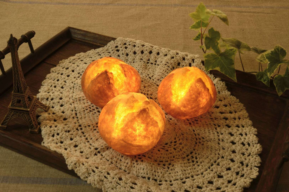 Những bóng đèn LED được gắn trong bánh mỳ. (Nguồn: REX)