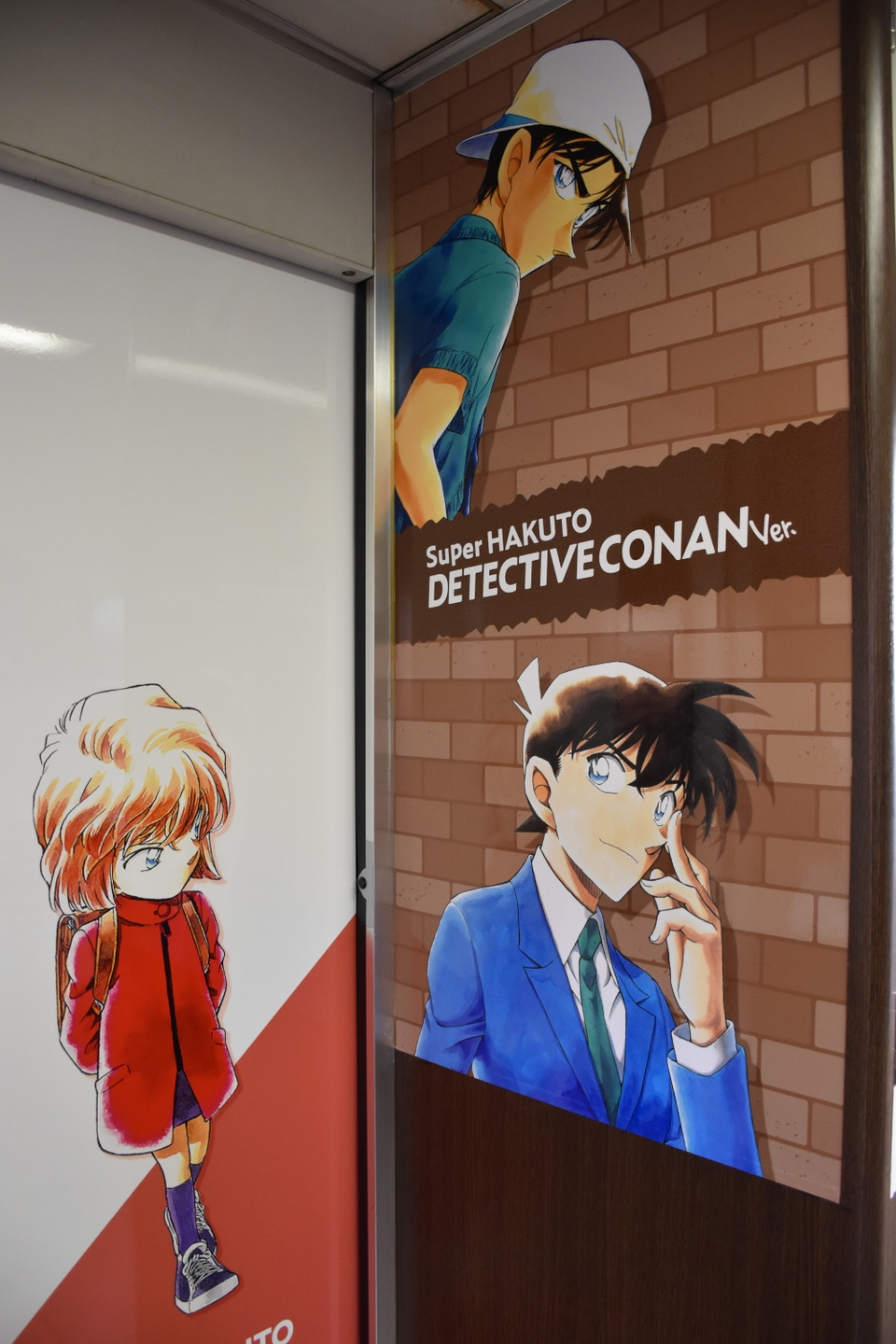 Một góc trang trí theo chủ đề Thám tử Conan bên trong đoàn tàu. (Ảnh: Vietnam+)