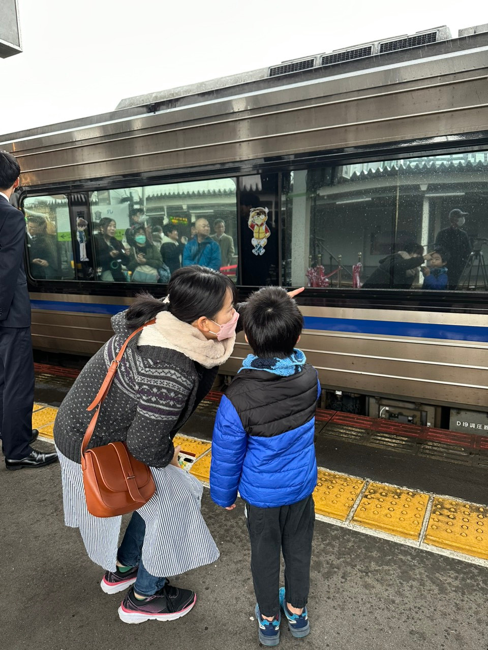 Trẻ em Nhật Bản háo hức chuẩn bị lên đoàn tàu Conan. (Ảnh: Vietnam+)