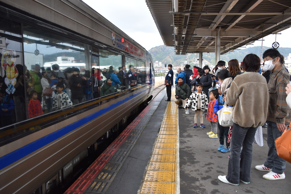 Nhiều người dân Nhật Bản, đặc biệt là các em bé, háo hức chiêm ngưỡng những toa tàu được trang trí đẹp mắt với những nhân vật trong cậu chuyện yêu thích của mình tại ga Kurayoshi. (Ảnh: Vietnam+)