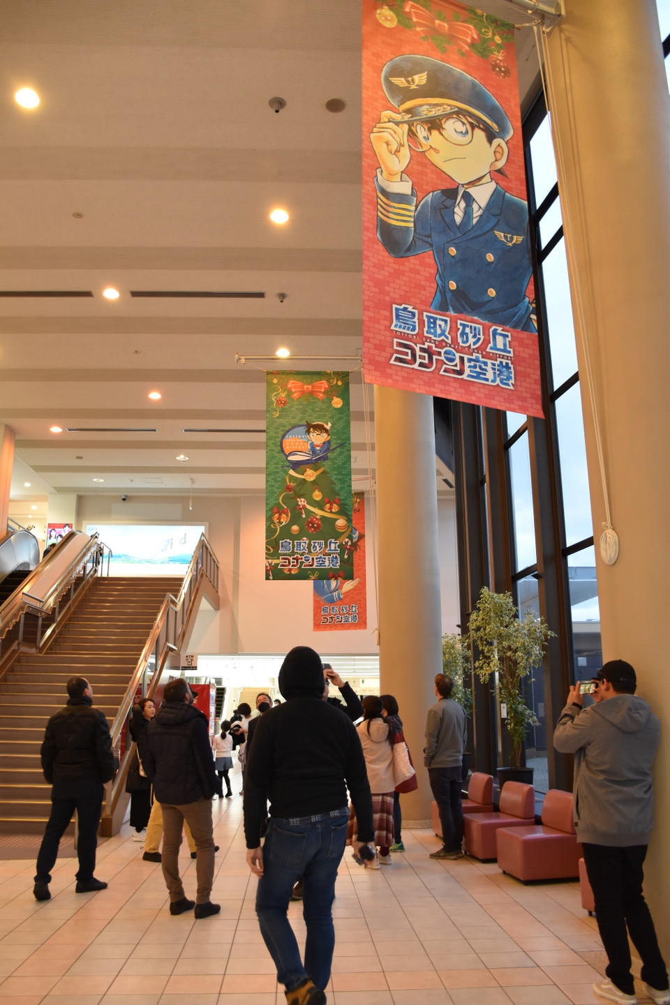 Sân bay Conan chào đón hành khách với hình ảnh thám tử Conan khắp mọi nơi. (Ảnh: Vietnam+)