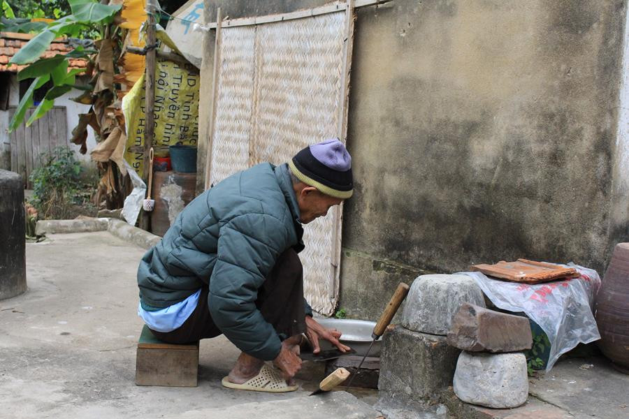 Niềm vui của những bệnh nhân phong nơi đây là có việc gì đó để làm. (Ảnh: Văn Quế/Vietnam+)