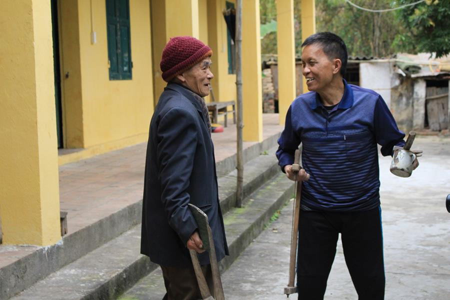 Những phút trò chuyện để quên đi nỗi đau thể xác. (Ảnh: Văn Quế/Vietnam+)