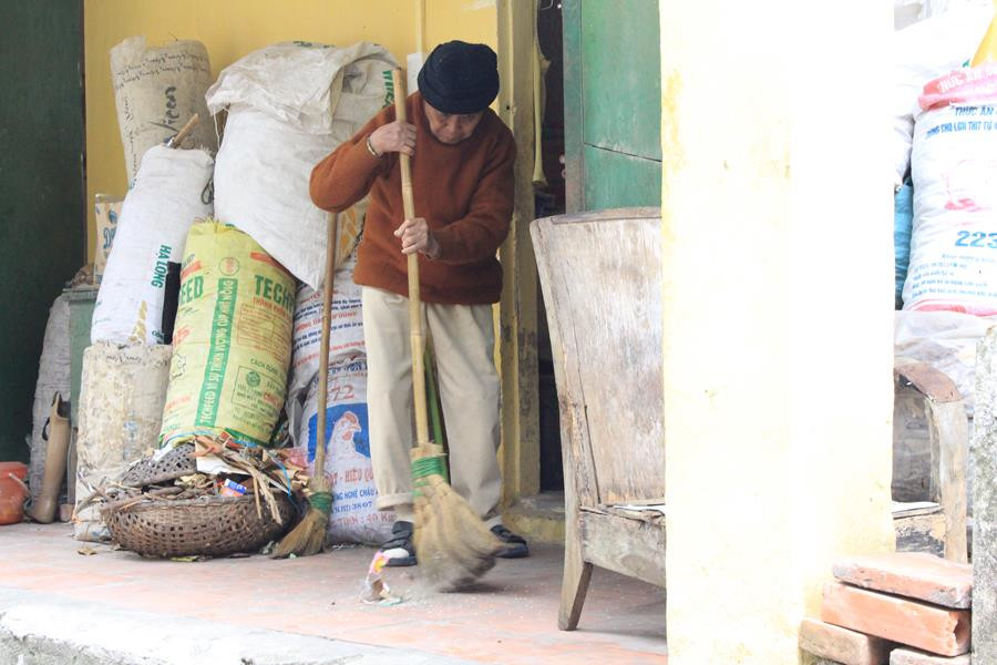 Công việc quét dọn được ông cụ làm đi làm lại cả chục lần trong ngày. (Ảnh: Văn Quế/Vietnam+)