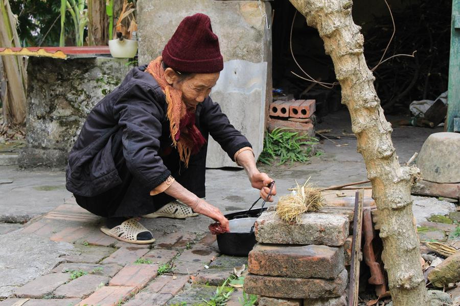 Cụ Nguyễn Thị Kim thường ngâm 2 câu thơ: 'Cớ sao chịu vậy thế này/Biết là đổi chác cho ai bây giờ' mỗi khi ai đó hỏi cụ có buồn và cô đơn khi sống ở trại phong không? (Ảnh: Văn Quế/Vietnam+)