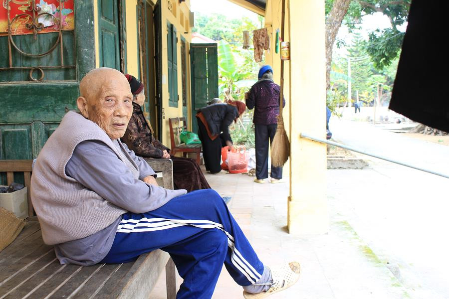 Các bệnh nhân phong đều mong mỏi có con cháu vào thăm mình, dù điều ấy rất ít khi xảy ra. (Ảnh: Văn Quế/Vietnam+)