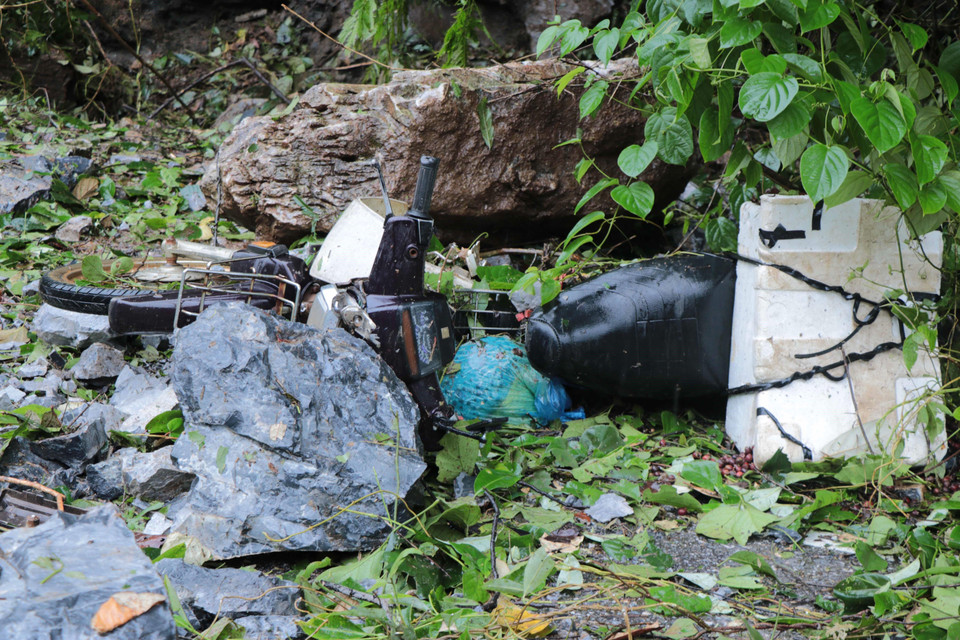 Bão số 3 gây mưa lớn, lở đá rơi xuống Quốc lộ 3 làm một người chết, một người bị thương ở Bắc Kạn. (Ảnh: Vũ Hoàng Giang/TTXVN)